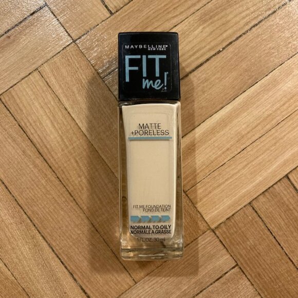 Maybelline Fit Me! Matte + Poreless Foundation 102 Fair Porcelain - Picture 1 of 2
